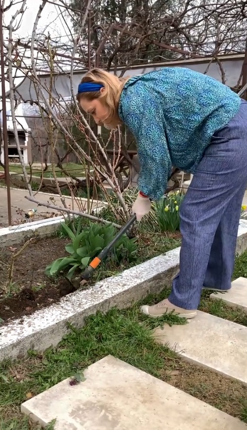 Imagini cu Elena Lasconi în grădina casei sale din Câmpulung Muscel. A dat cu sapa, a greblat, iar apoi a plantat flori de primăvară