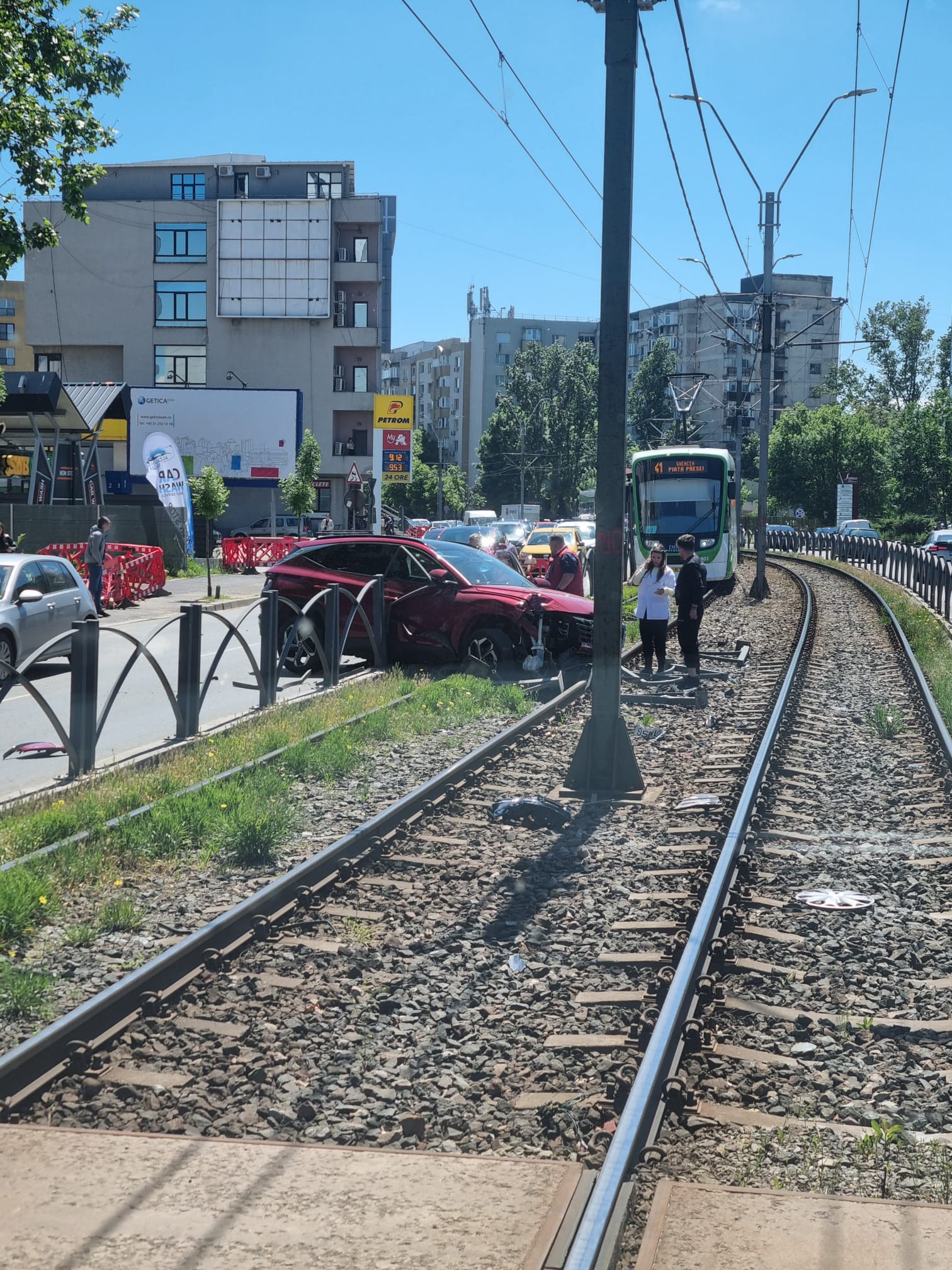 Linia tramvaiului 41 din București, blocată 85 de minute pe Șoseaua Virtuții după un accident. O mașină Hyundai Tucson a intrat pe șine