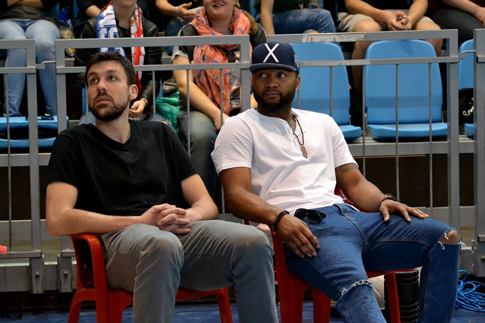 Și-a cerut iubita de soție pe parchet! Gestul superb al unui baschetbalist orădean de la U Cluj