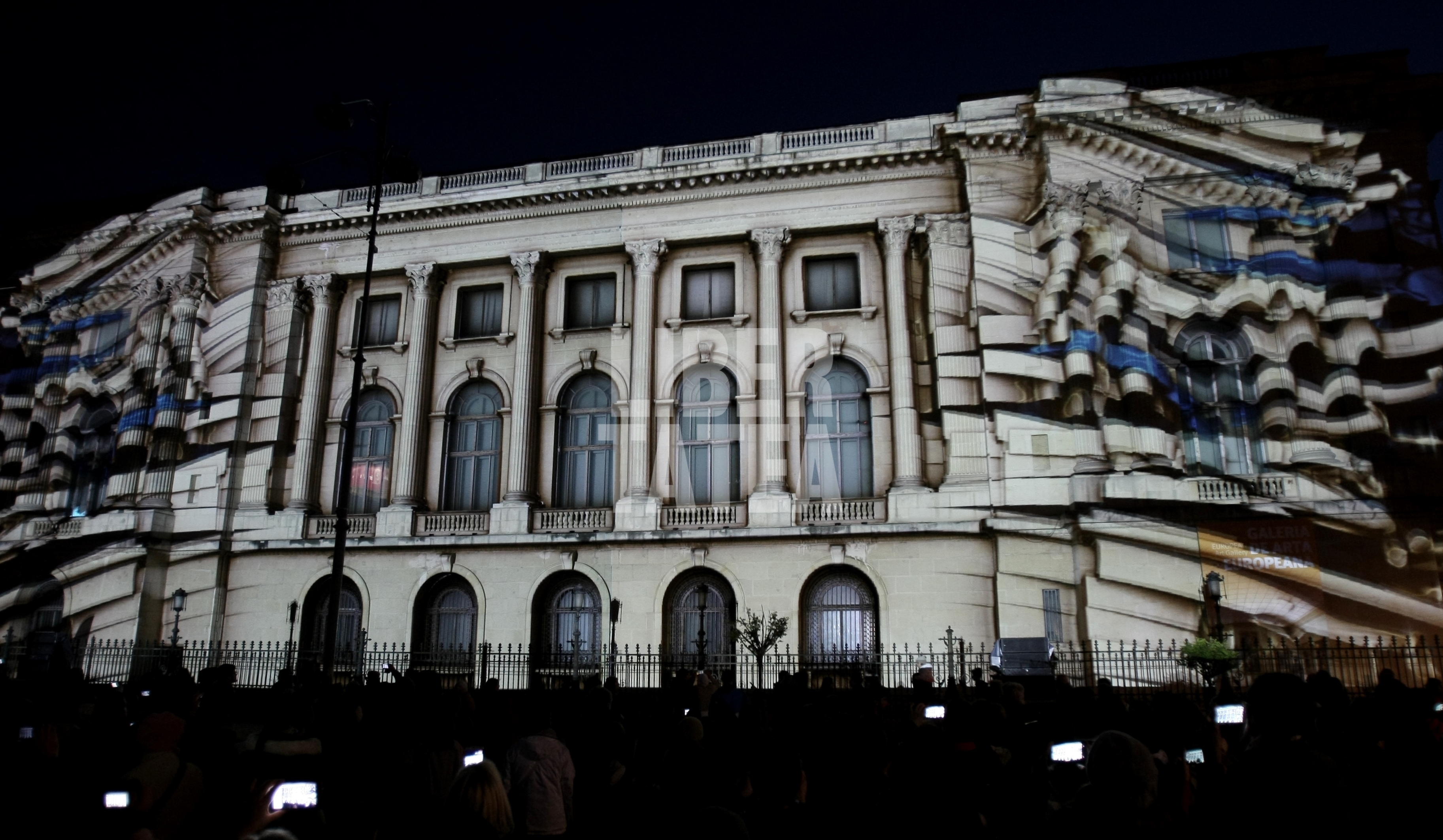 Spotlight 2017. Mii de oameni, fascinați de spectacolul de lumini și sunet din centrul Bucureștiului