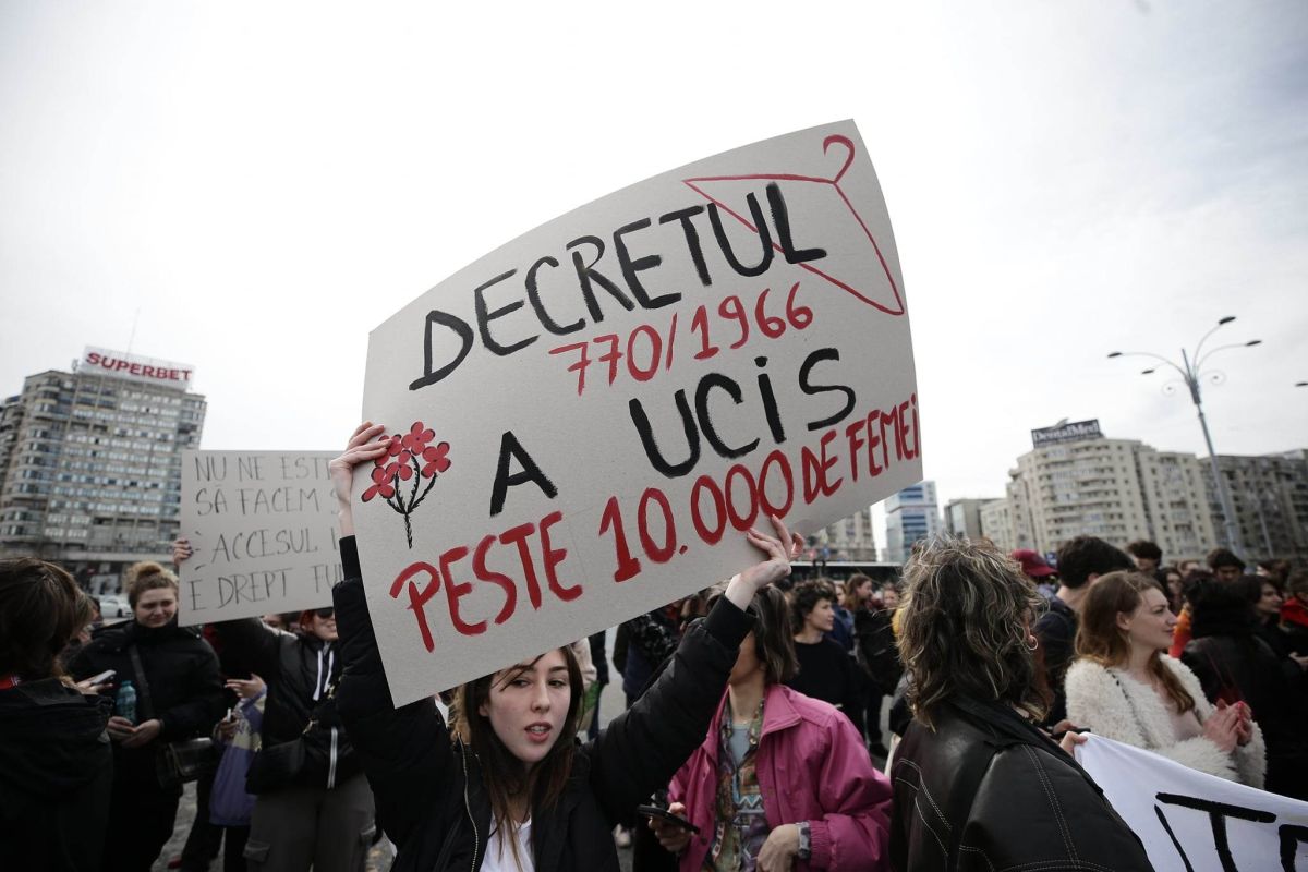 Protest de 8 martie în Piața Victoriei pentru drepturile reproductive ale femeilor. „Uterul nostru nu e profitul vostru!”