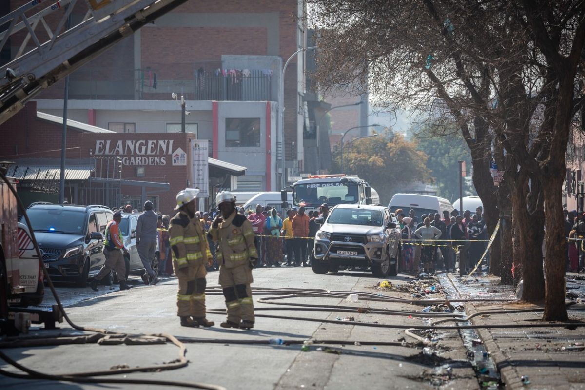 Uși încuiate și niciun extinctor. Mărturiile supraviețuitorilor incendiului cu 74 de morți din Johannesburg