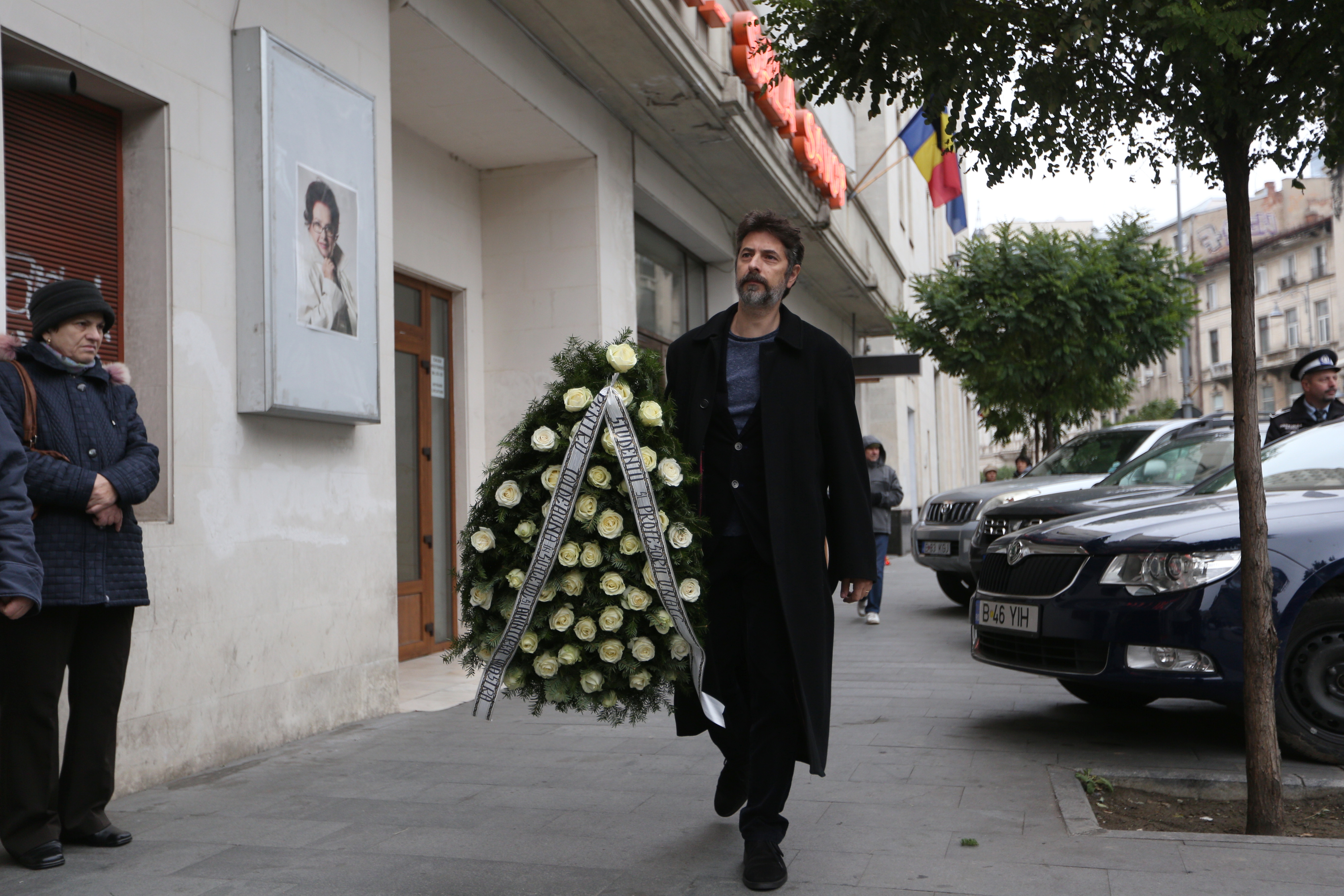 FOTO EXCLUSIV | Pelerinaj de vedete la priveghiul Stelei Popescu. Toți marii artiști au venit să-i aducă un ultim omagiu doamnei teatrului de revistă din România
