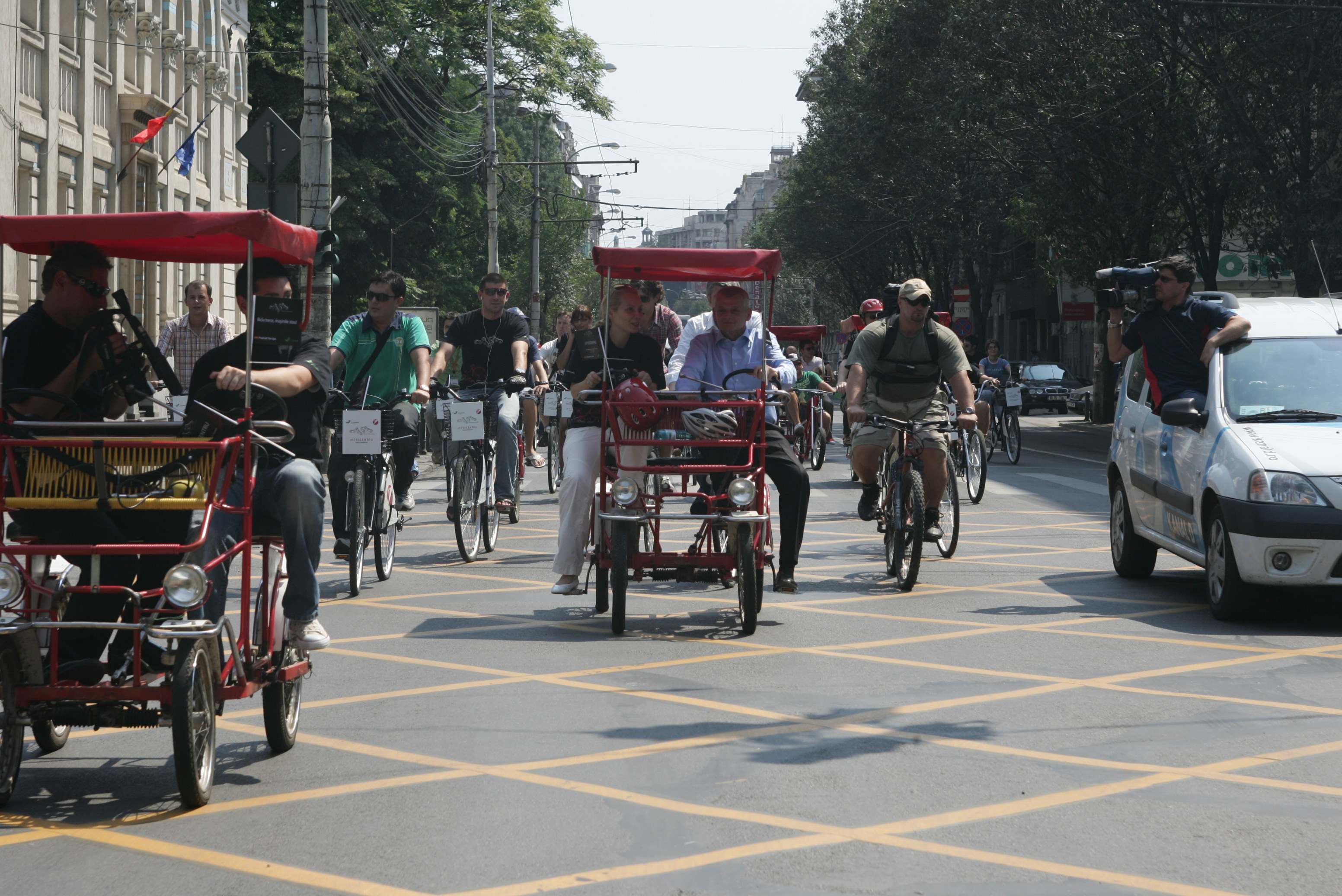 GALERIE FOTO/Politicieni pe bicicletă: ce promisiuni fanteziste au făcut oficialii, de pe două roți