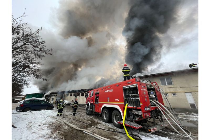 Incendiu de proporții într-o zonă de depozite din Târgu Mureș. A fost emis un mesaj Ro-Alert