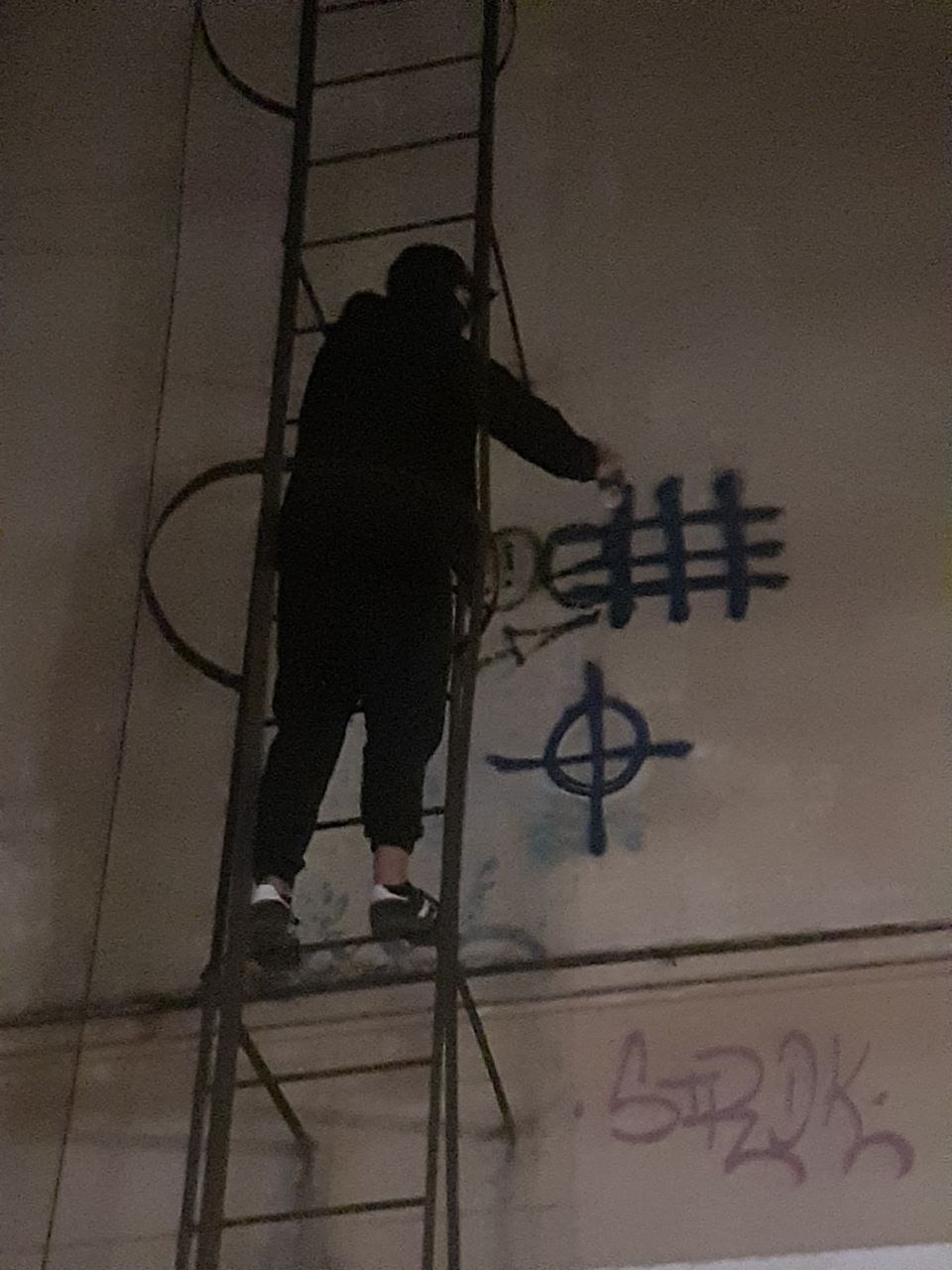 Concerte extremiste, „moartea homosexualilor” și amenințări pentru un colaborator Libertatea pe zidurile din Capitală