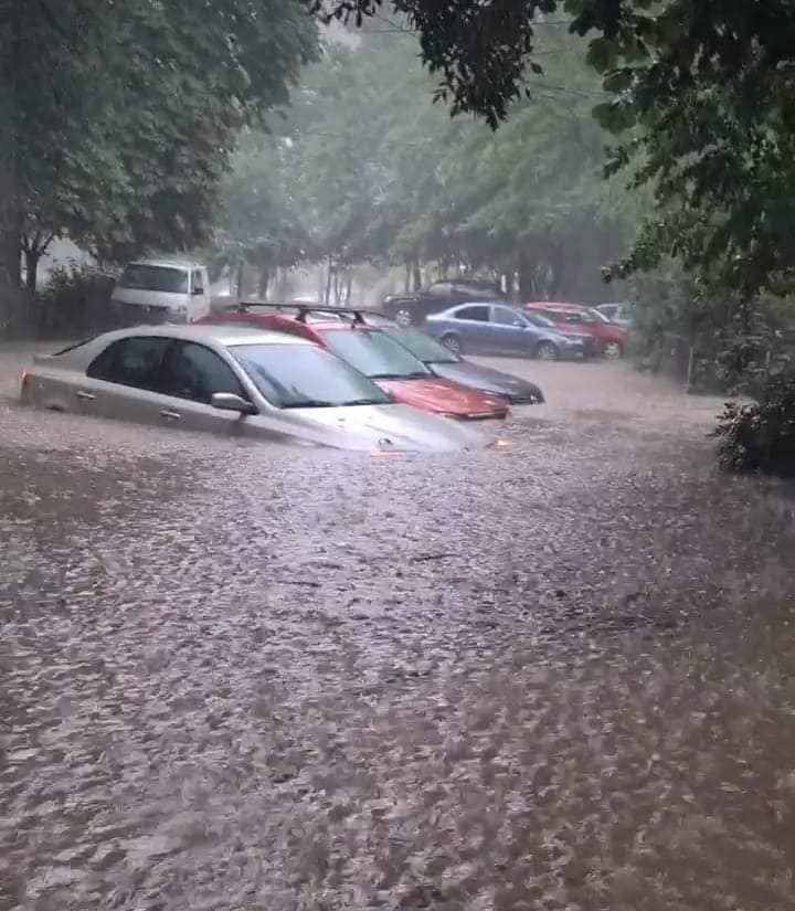 Orașul Galați a fost inundat după o rupere de nori. Apa de pe străzi, la jumătate de metru
