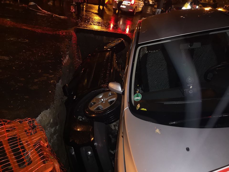 Accident uluitor în București | Două mașini au căzut într-o groapă săpată de RADET