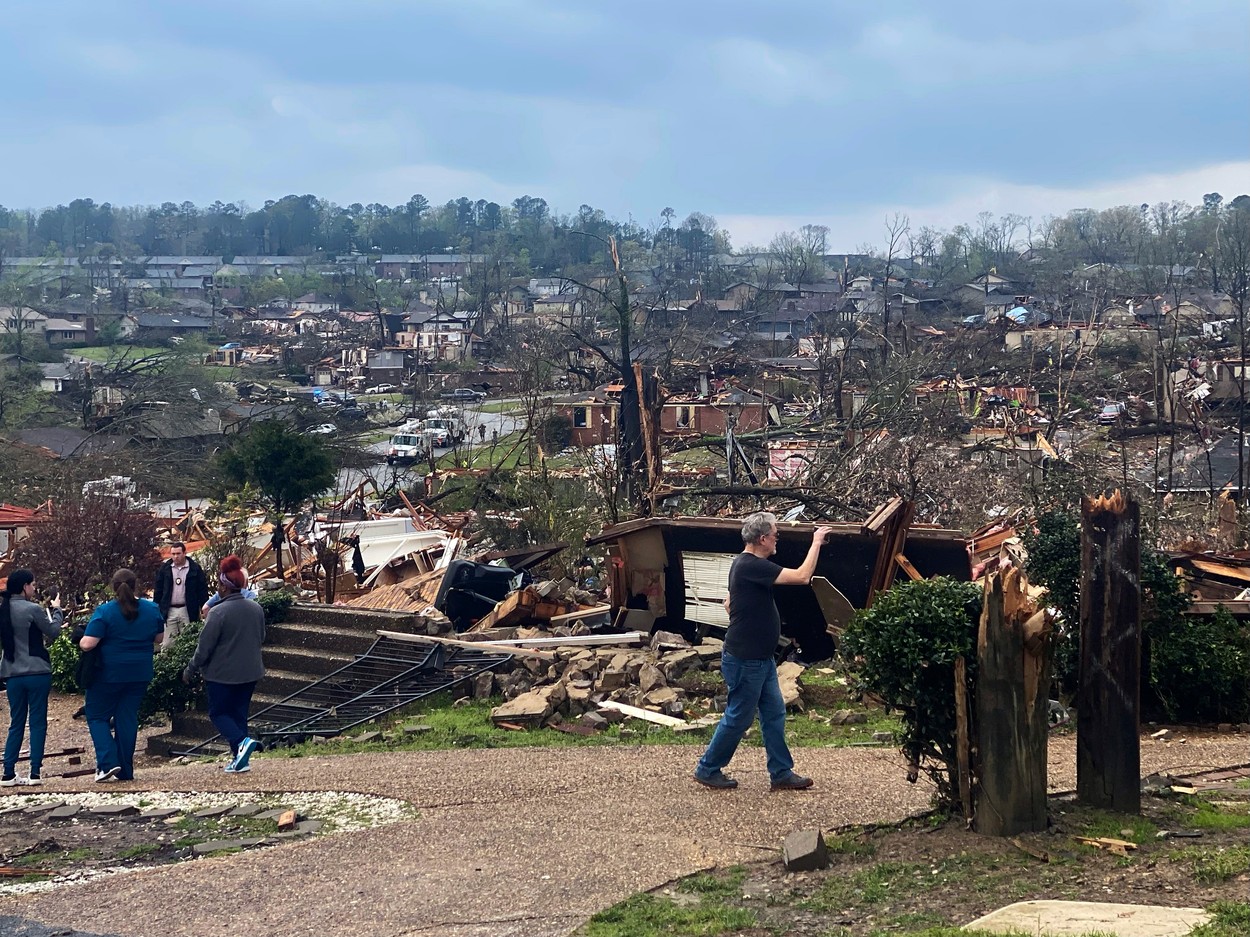 Zone întinse din SUA au fost lovite de tornade. „Distrugere totală” într-un oraș din Arkansas. Bilanțul victimelor