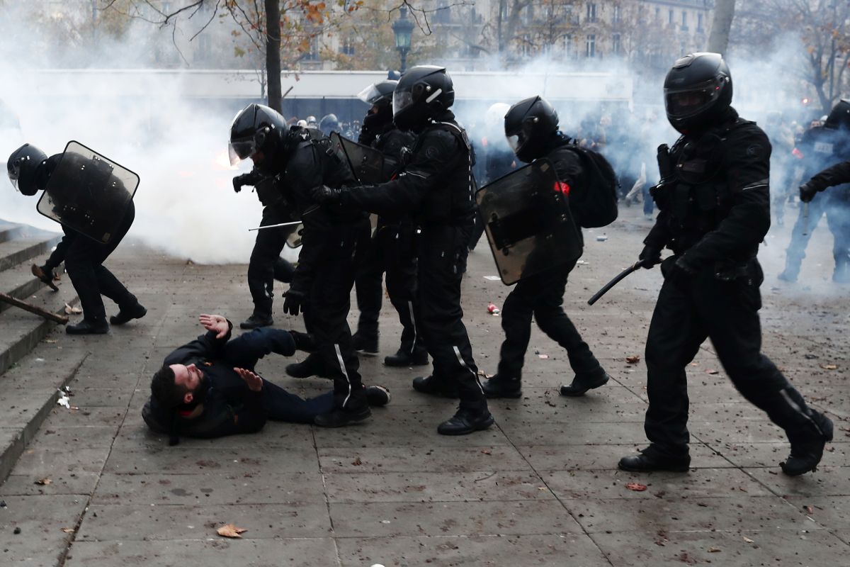 Lupte de stradă la Paris. Franța, paralizată de 1,5 milioane de oameni care au participat la o grevă  masivă provocată de reforma pensiilor
