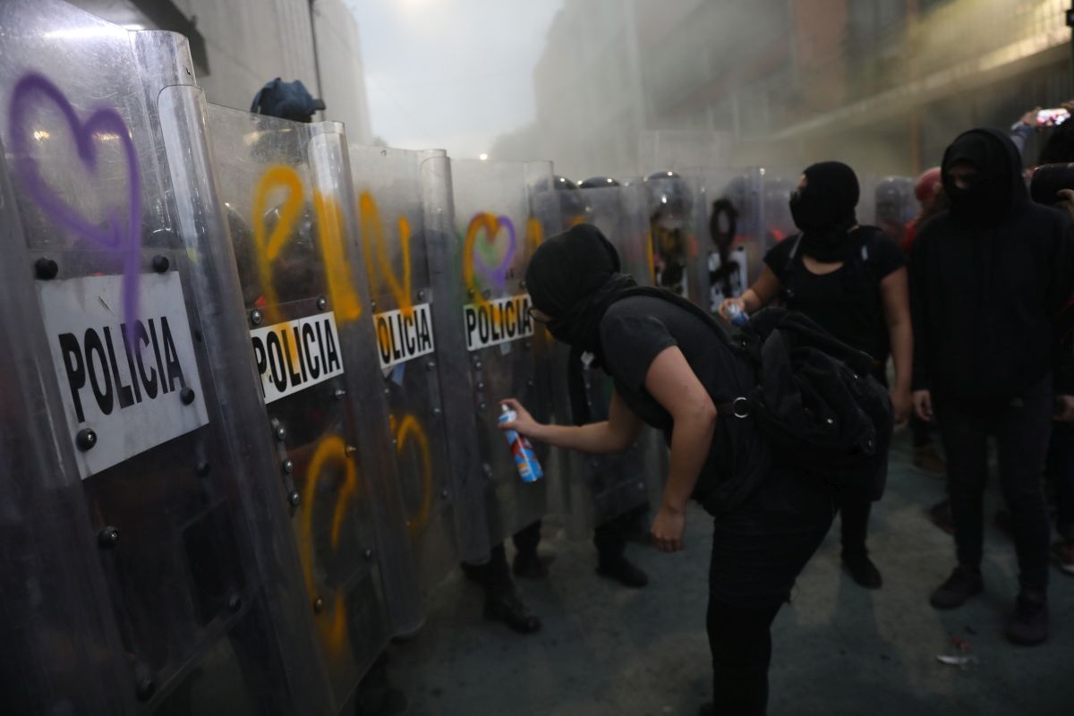 O tânără a fost ucisă și mutilată brutal în Mexic. A urmat un val de furie: manifestații feministe împotriva guvernului și a ziarelor