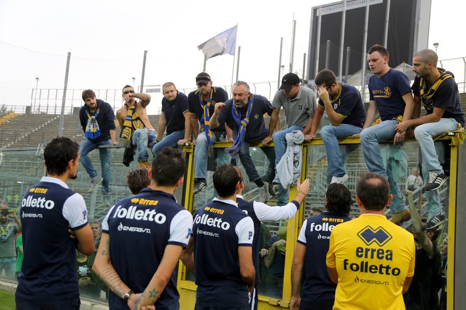 VIDEO & FOTO / Fanii Parmei i-au băgat în şedinţă pe jucători, după înfrângerea cu Atalanta!