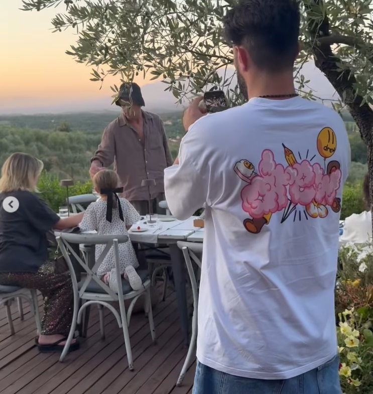 Adela Popescu și Radu Vâlcan, criticați după ce au plecat în vacanță fără copii: „Ce caută Gina Pistol în vacanța voastră cu tot cu copil?”