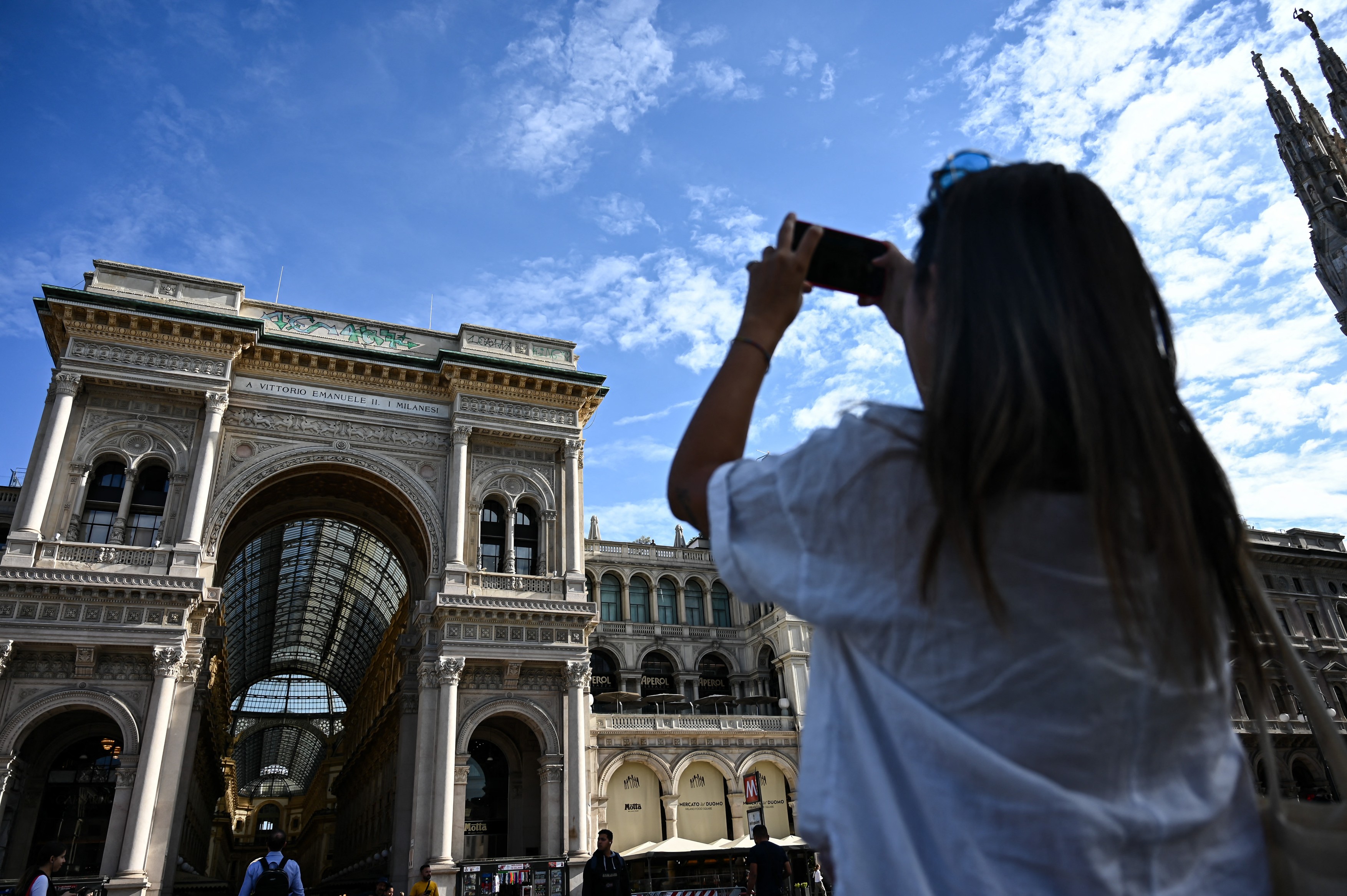 Trei bărbați au urcat pe Galeria Vittorio Emanuele II din Milano și au desenat graffiti, sub privirile turiștilor