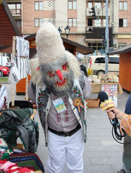 Meșterul din Botoșani care încă mai face opinci din piele de porc și măști populare. „Mă rog de oameni să le tai eu porcul gratuit”