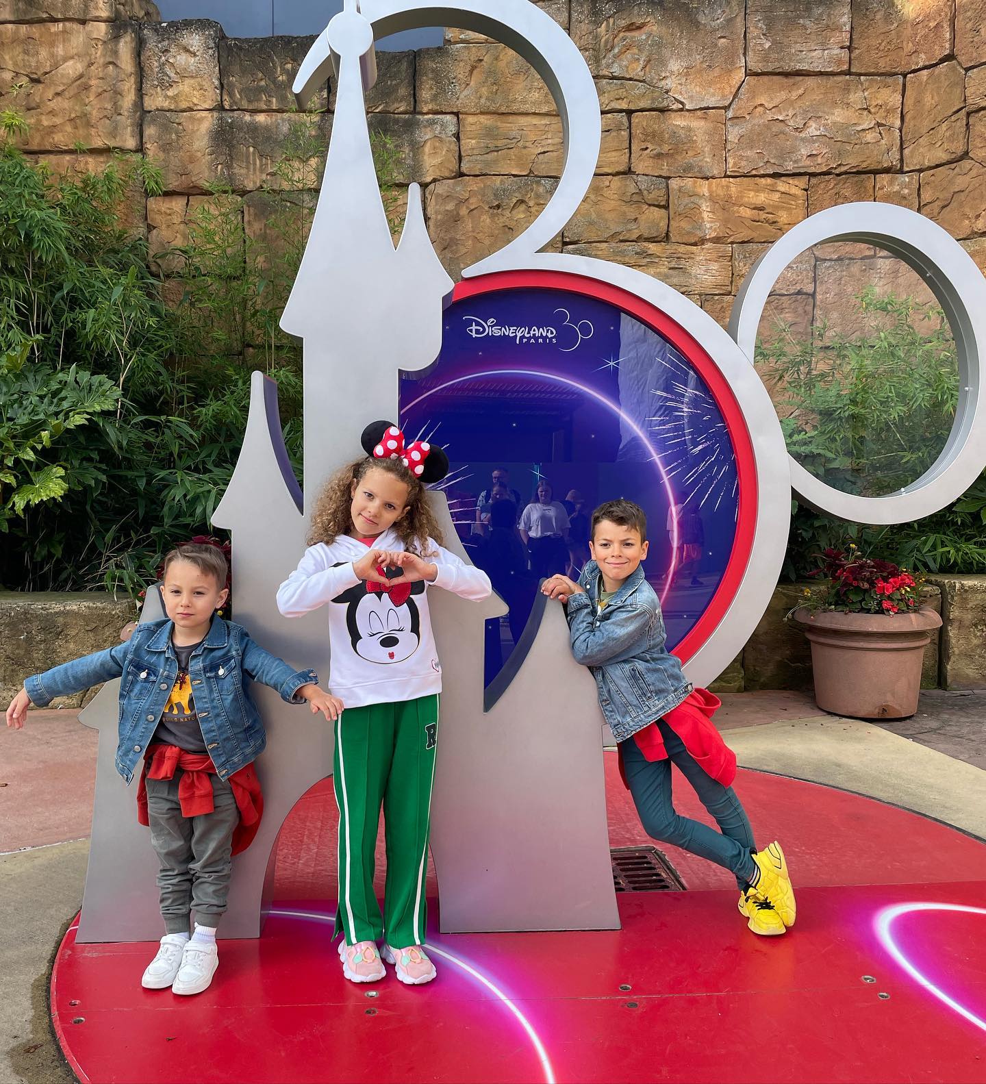 Cum a fost vacanța Mirelei Vaida cu copiii la Disneyland Paris: „Cozi interminabile, prețuri exagerate”. Cu cine s-a întâlnit la întoarcere