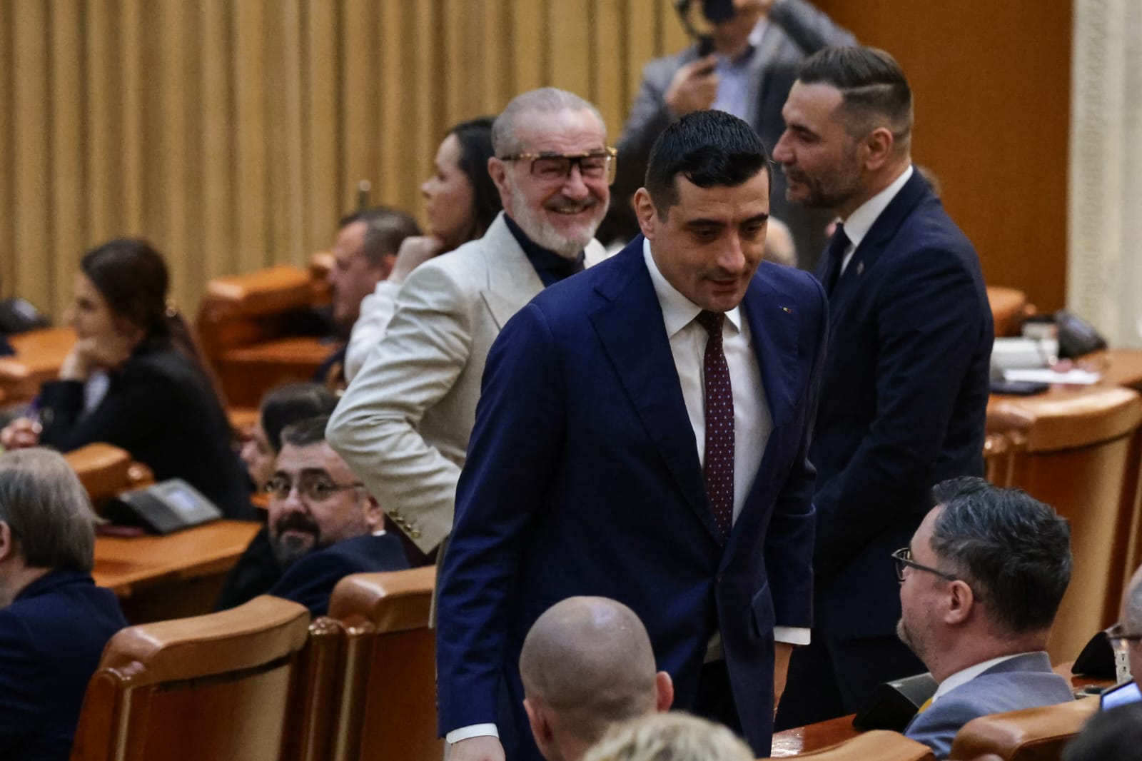 Ce nu s-a văzut la televizor în timpul votului moțiunii de cenzură împotriva Guvernului Bolojan. Negocieri în șoaptă, telefoane pe fugă și calcule la limită