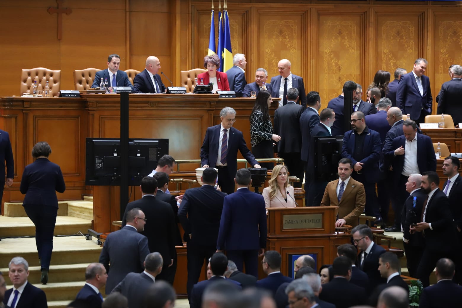 Guvernul Ciolacu 2, învestit după audieri- fulger. Puterea a tremurat până în ultimul moment. Ce nu s-a văzut la televizor | Reportaj