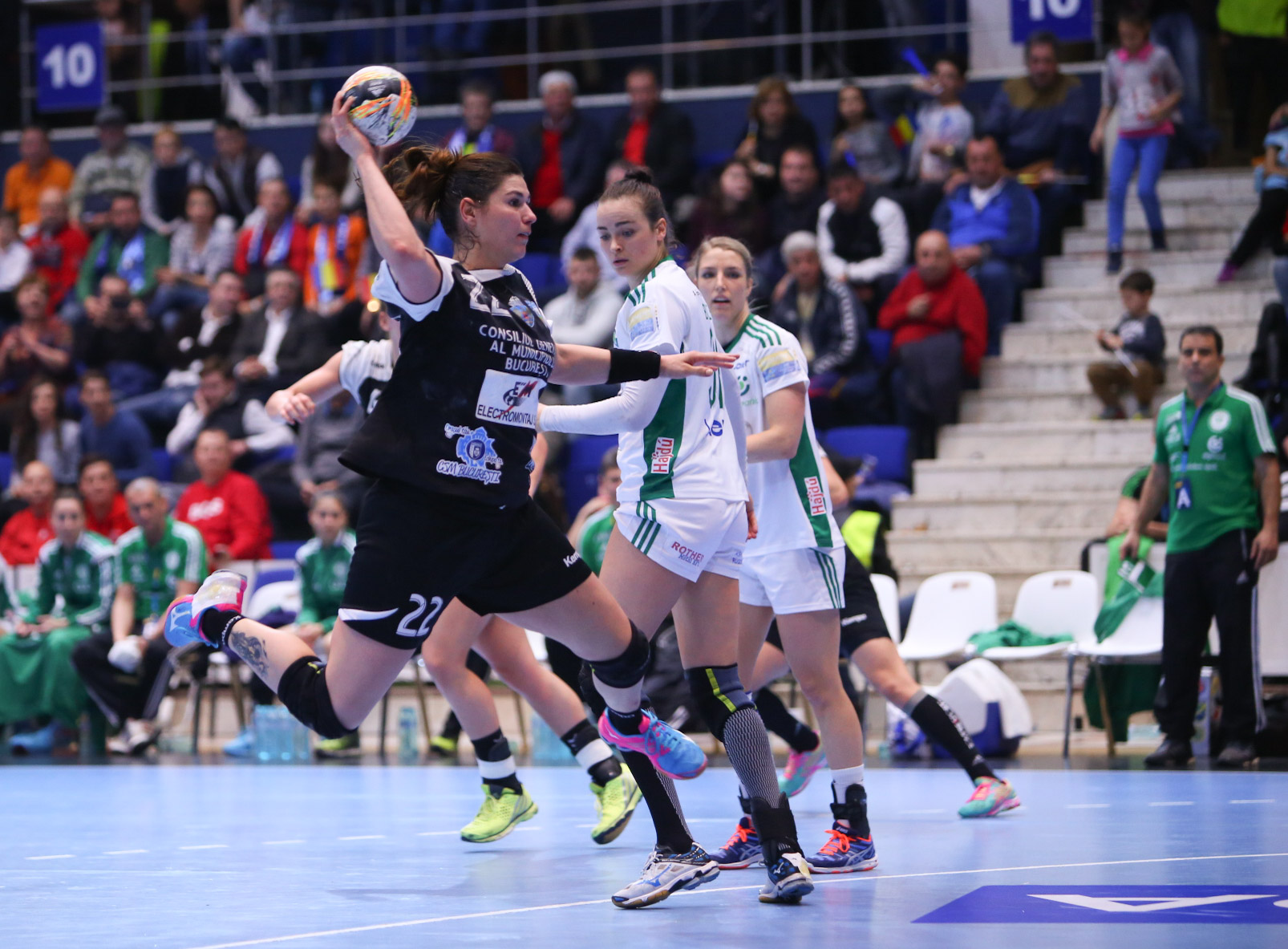 Liga Campionilor, handbal, feminin: CSM București - Gyor 22-24. ^"Tigroaicele" - în "sferturi" cu Rostov-Don, HCM Baia Mare  - cu Buducnost / FOTO