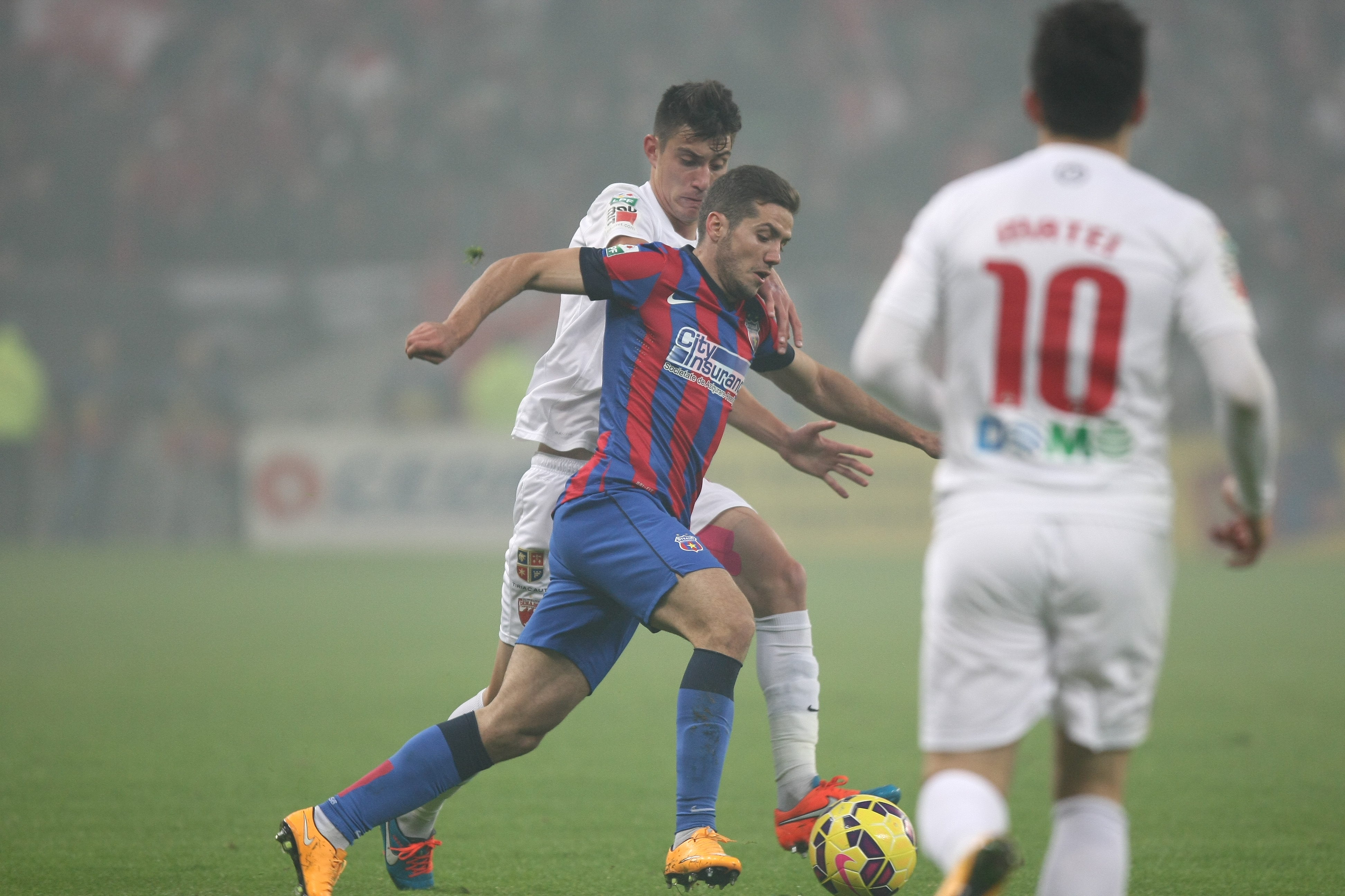 GALERIE FOTO&VIDEO/ DERBY-UL ROMÂNIEI, STEAUA - DINAMO 3-0. ^ Echipa din Ghencea i-a speriat pe ”câini” de Halloween! Szukala, Papp și Keșeru au înscris pentru roș-albaștri. Arlauskis și Bărboianu, loviți de petardele aruncate de suporteri. Băiatul lui Florentin Petre a debutat la Dinamo