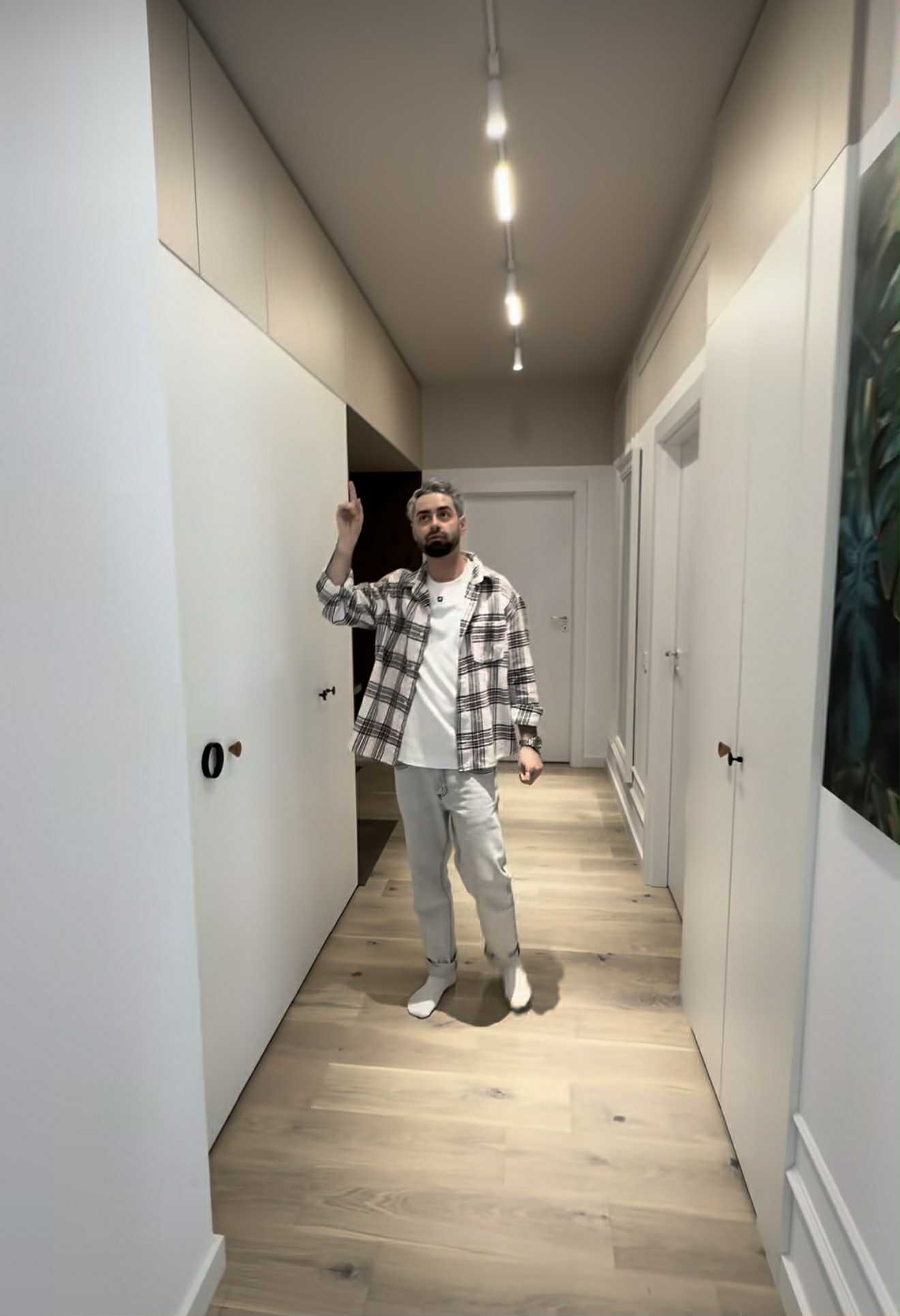 Imagini din apartamentul de lux în care locuiește Radu Bucălae cu soția. Mobila e făcută la comandă, la sfatul designerilor de interior
