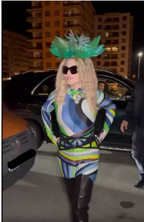Loredana Groza, apariție spectaculoasă la Mamaia. Artista a cântat suspendată deasupra publicului, într-o ținută excentrică. „Ce regină!”