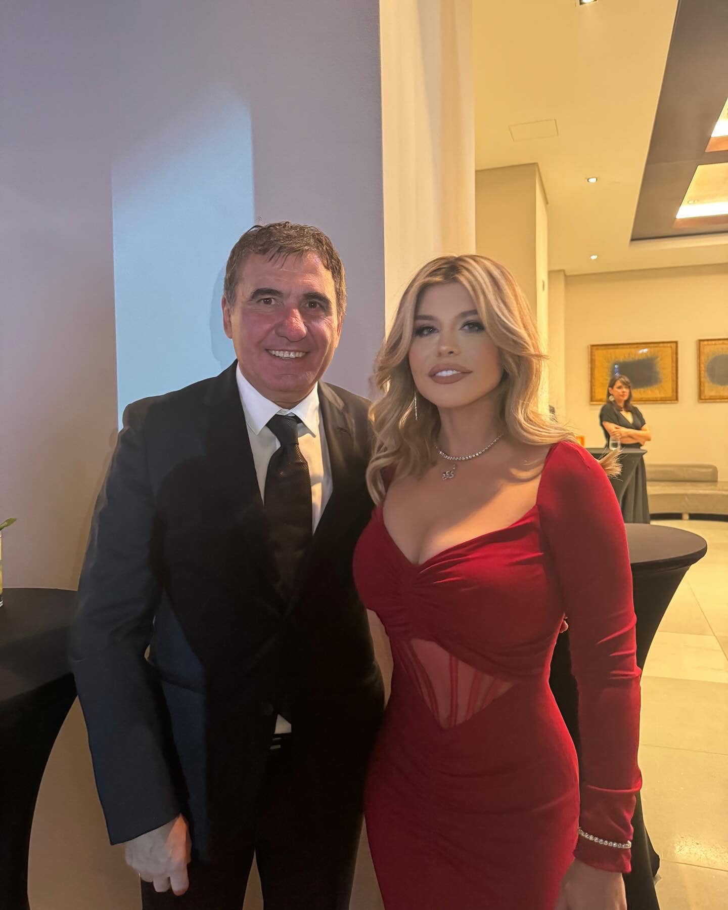Cum s-a pozat Loredana Groza alături de Gheorghe Hagi la dineul Generației de Aur. Ținuta cântăreței a atras atenția