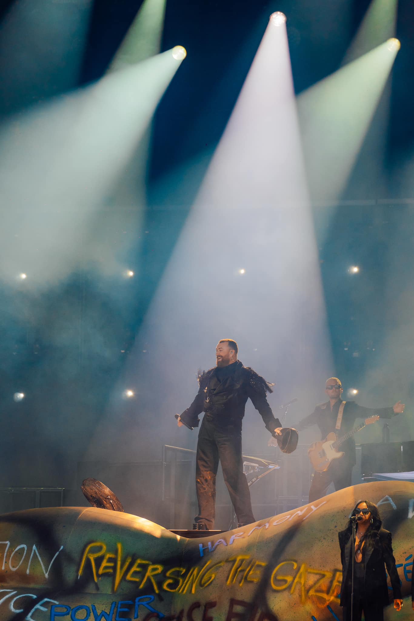 Sam Smith a schimbat mai multe rochii la UNTOLD 2024. „A fost visul meu, de când eram copil, să stau pe o scenă îmbrăcat astfel”