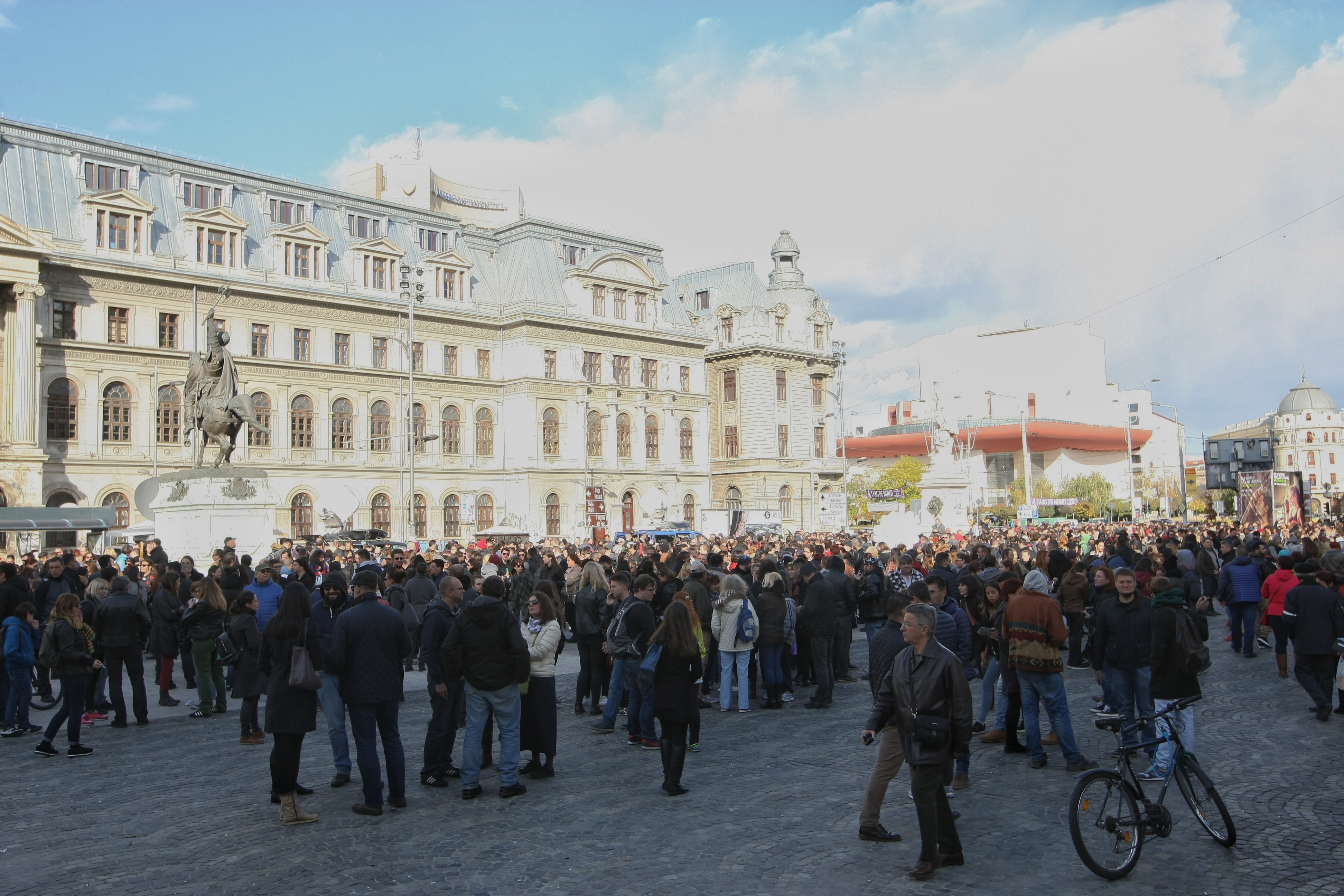 Un an de la Colectiv. Peste 5.000 de oameni s-au recules în fața clubului. Moment emoționat la ora 22.32