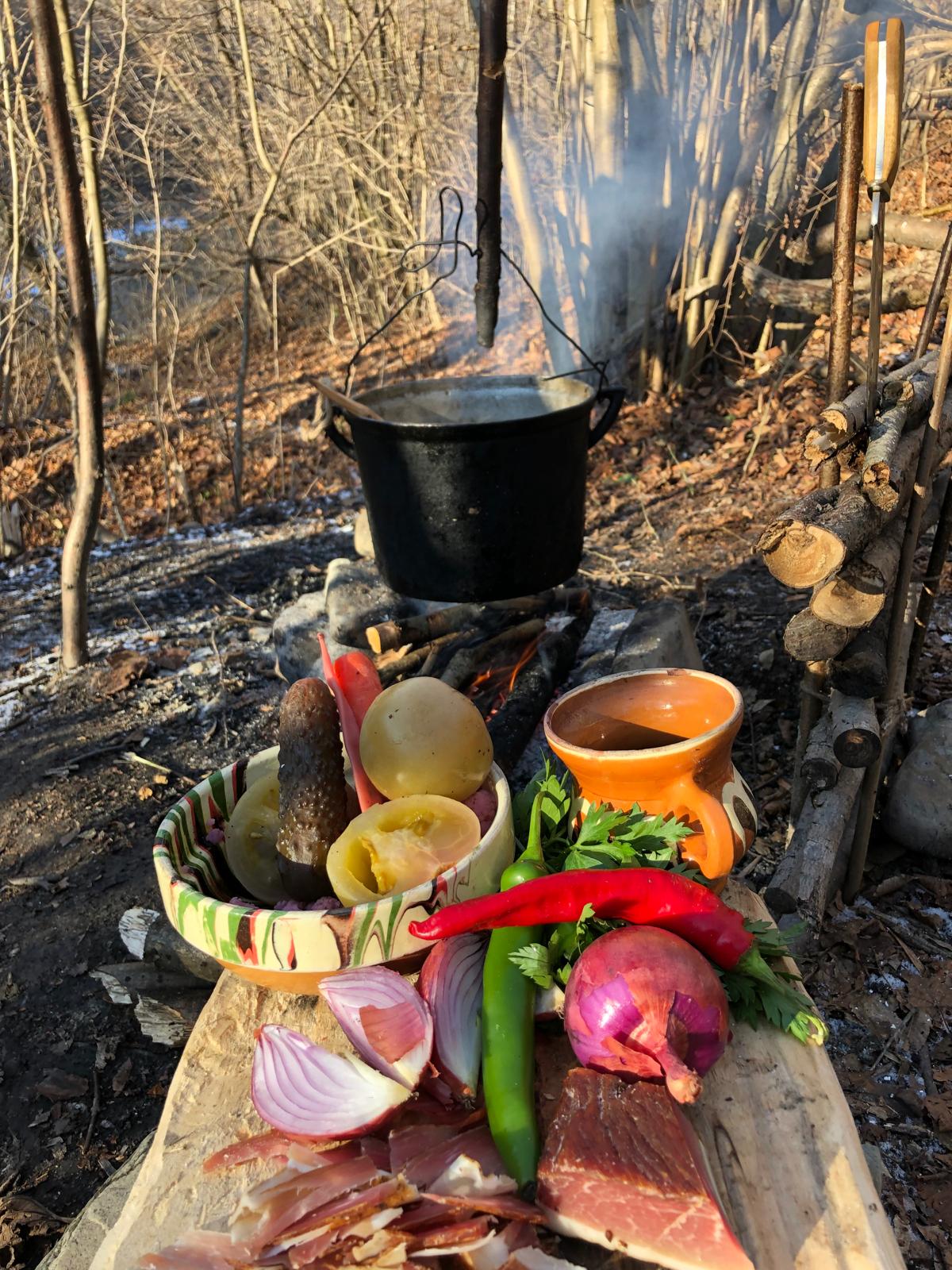 Omul de afaceri care și-a făcut bucătărie în mijlocul pădurii: „Pe mine mă strâng pereții”. Rețeta dezvăluită pentru Libertatea: aripioare de porc la ceaun