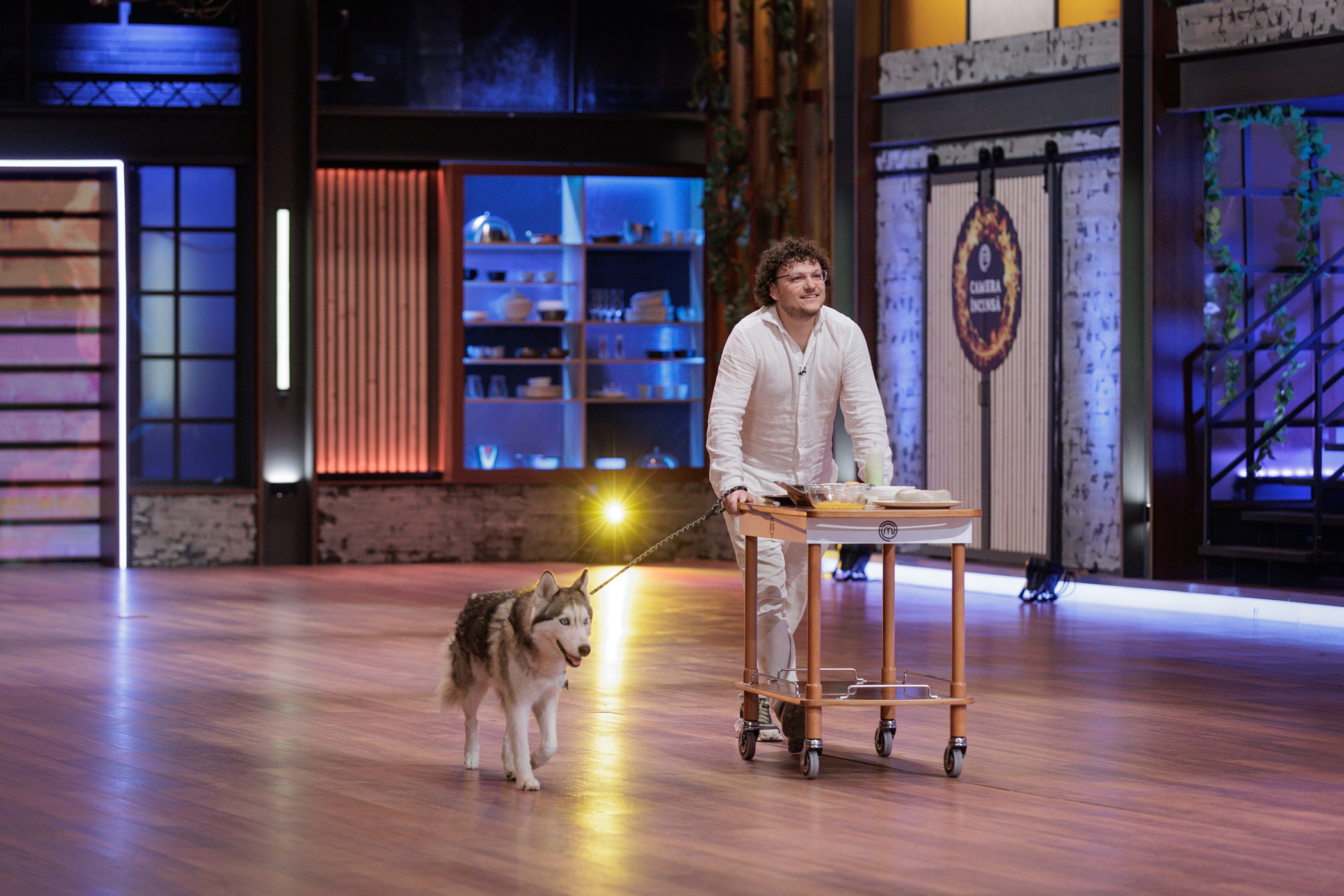 Moment neașteptat la MasterChef 2025. Câinele unui concurent va da verdictul înaintea chefilor: „Nu mai gustăm! Dacă mâncarea ta nu o mănâncă nici câinii…”