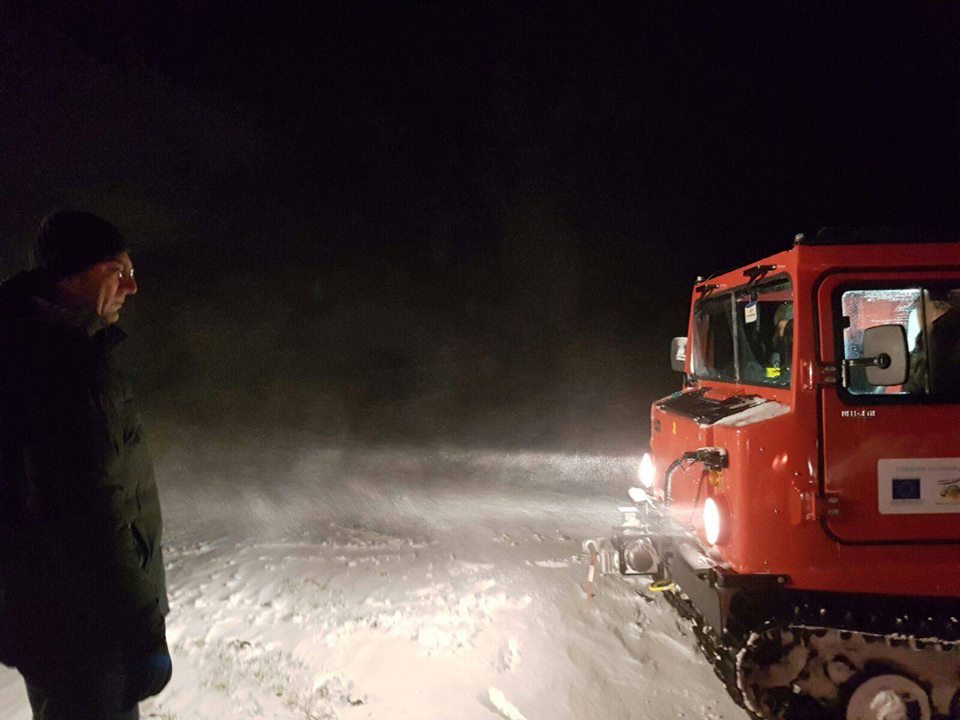 O ambulanță cu pacient a rămas blocată în zăpadă în Constanța. Se circulă în condiții de iarnă pe toate drumurile județene