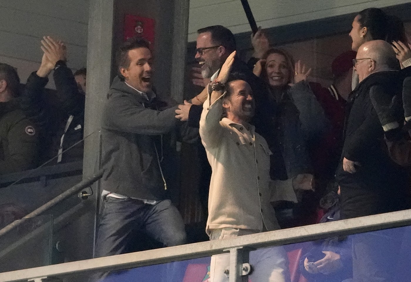 Blake Lively, apariție rară. Cum a fost surprinsă alături de Ryan Reynolds la un meci de fotbal: „Devenim obsedați”