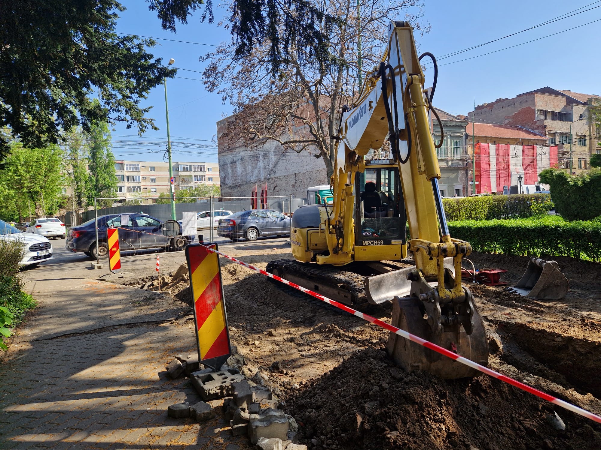 Așa arată România educată. Imagini dezolante într-un liceu din Timișoara. Elevi înghesuiți la subsol, în clase pline de igrasie și mucegai.  „Venim cu măști de protecție ca pe timpul pandemiei de Covid”