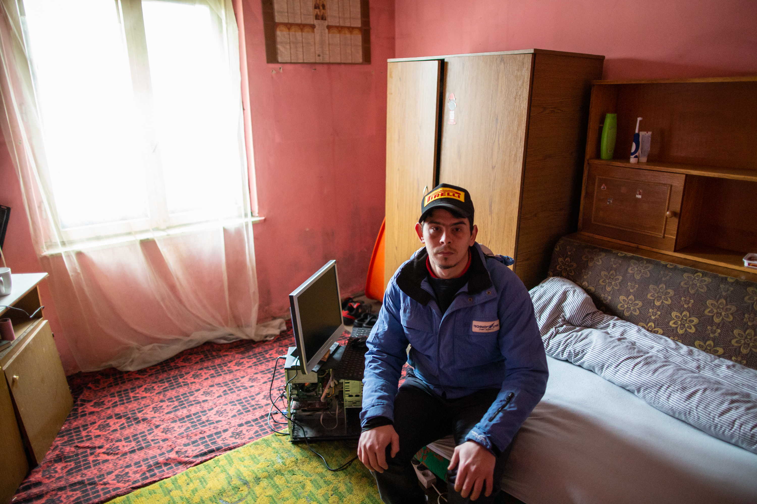Oameni fără nici o armă în fața coronavirusului. Igienă la lighean și veceuri turcești în ”blocurile grecești” din Ștefănești