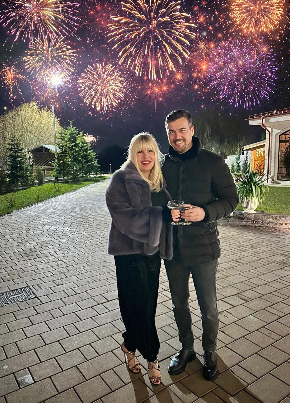 Elena Udrea, apariție spectaculoasă în rolul de nașă. Imagini cu rochia roșie cu trenă aleasă pentru marele eveniment