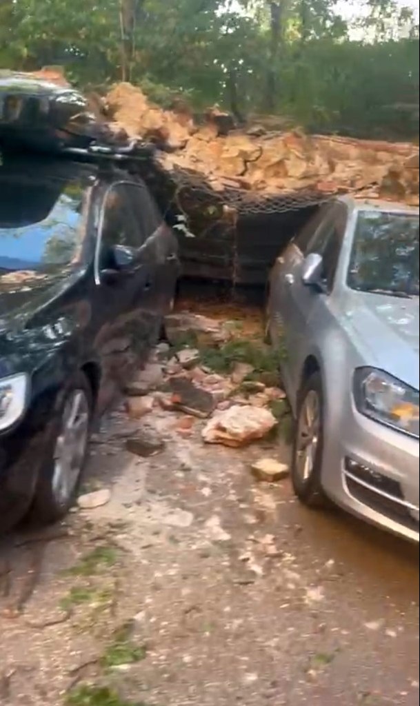 Un zid dezafectat s-a prăbușit peste mai multe maşini într-o parcare din Bucureşti | VIDEO