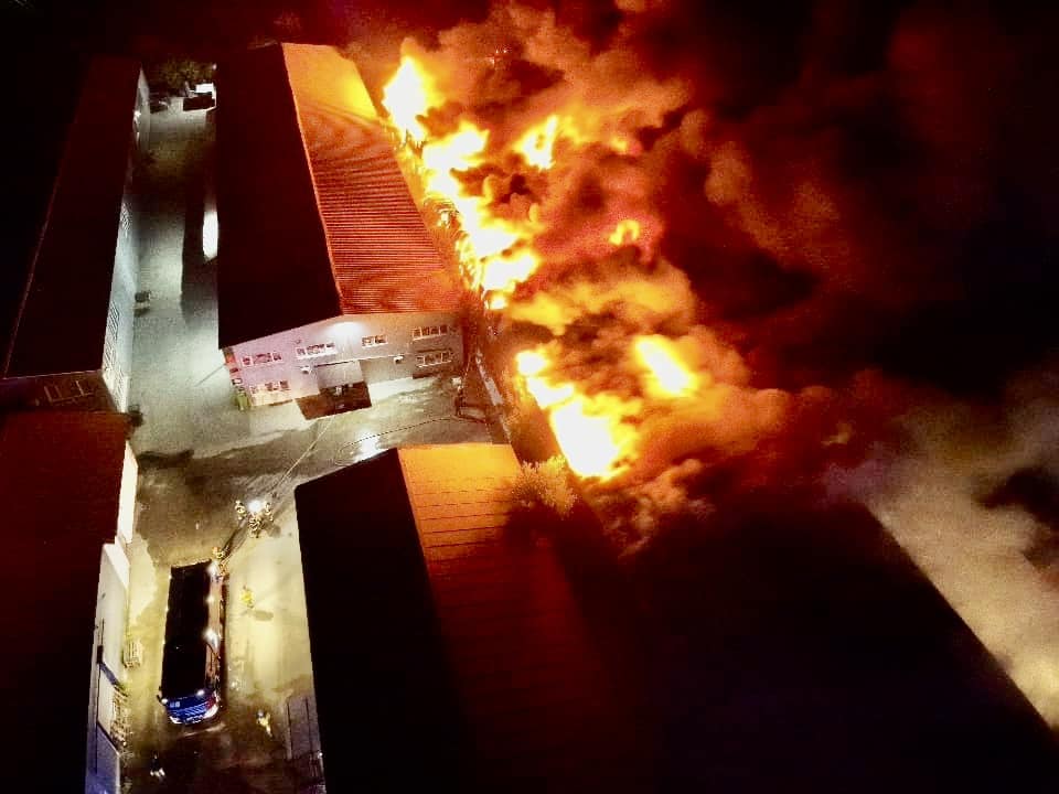 Incendiu puternic în Afumați. Hala unui depozit de electrocasnice, parțial prăbușită. Nu au fost semnalate victime