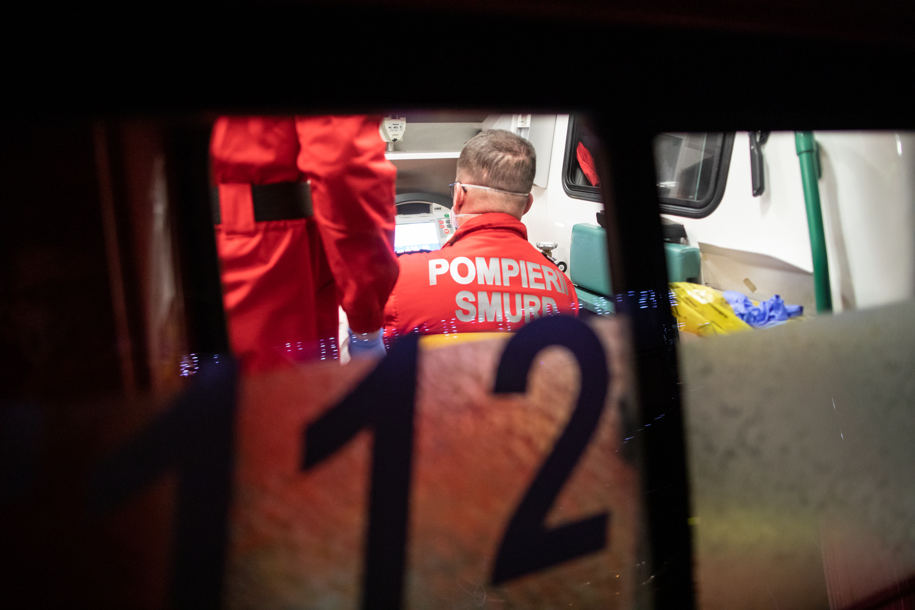 Noaptea dintre ani cu pompierii brașoveni: Cola, în loc de șampanie, și tânărul de 19 ani care n-a vrut să fie jandarm pentru a nu fi „împotriva cetățenilor”