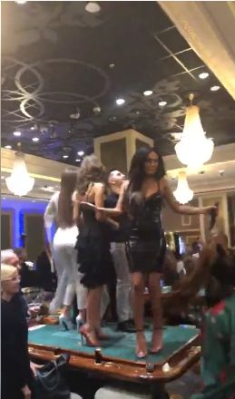Margherita de la Clejani a dansat pe mese în cazinou. Dezmăț la petrecerea  din noaptea dintre ani | FOTO