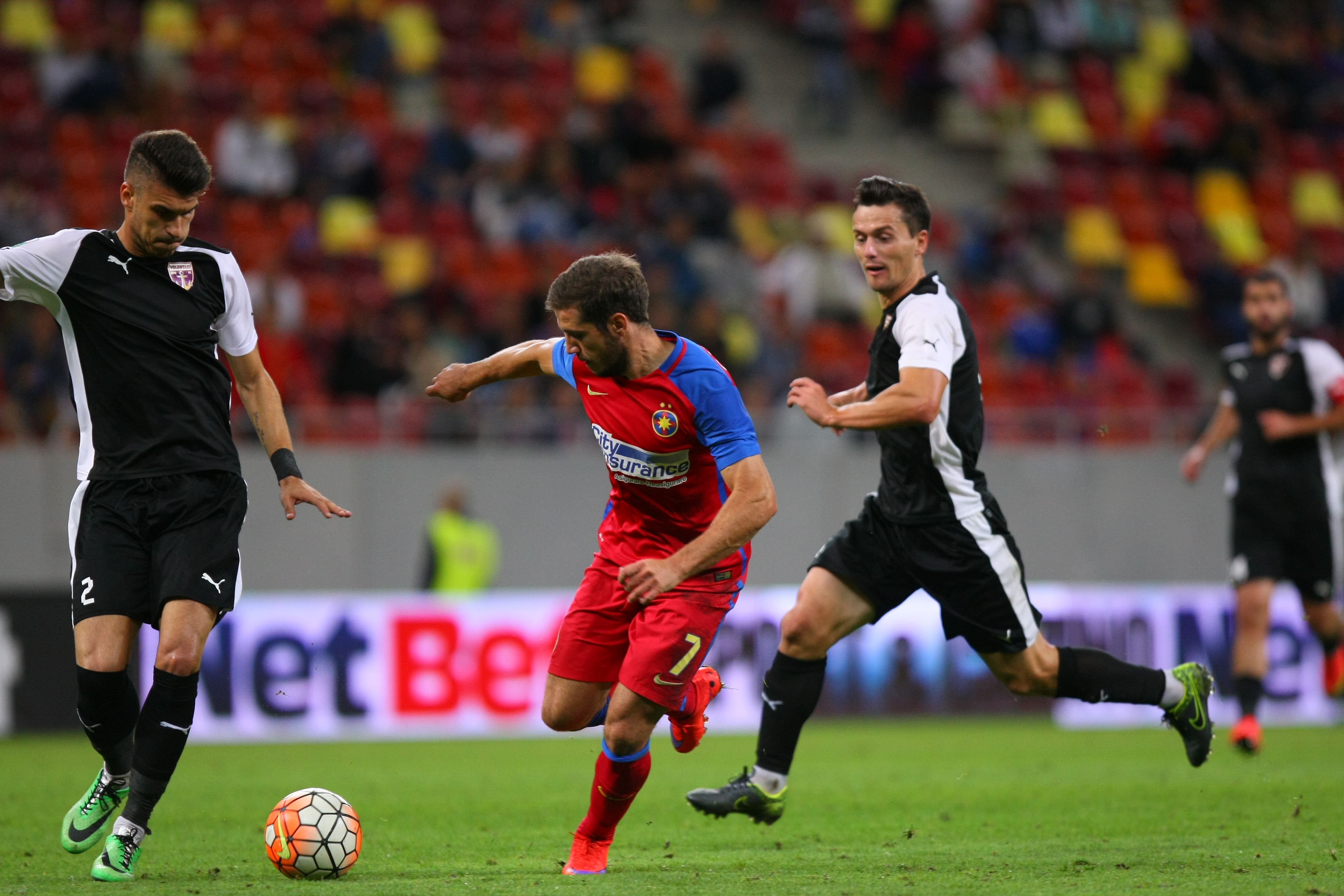 Liga I: Steaua - FC Voluntari 3-1. ^Hamroun, Chipciu și Stanciu l-au ridicat de pe bancă pe Rădoi, antrenorul fără licență al campioanei. Odată cu el, și pe ”principalul”-marionetă Țiți Dumitriu / GALERIE FOTO