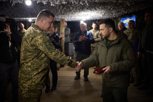 Zelenski, fotografiat în trașee și buncăre. Liderul ucrainean, în vizită la fortificațiile care se construiesc în Sumî | VIDEO