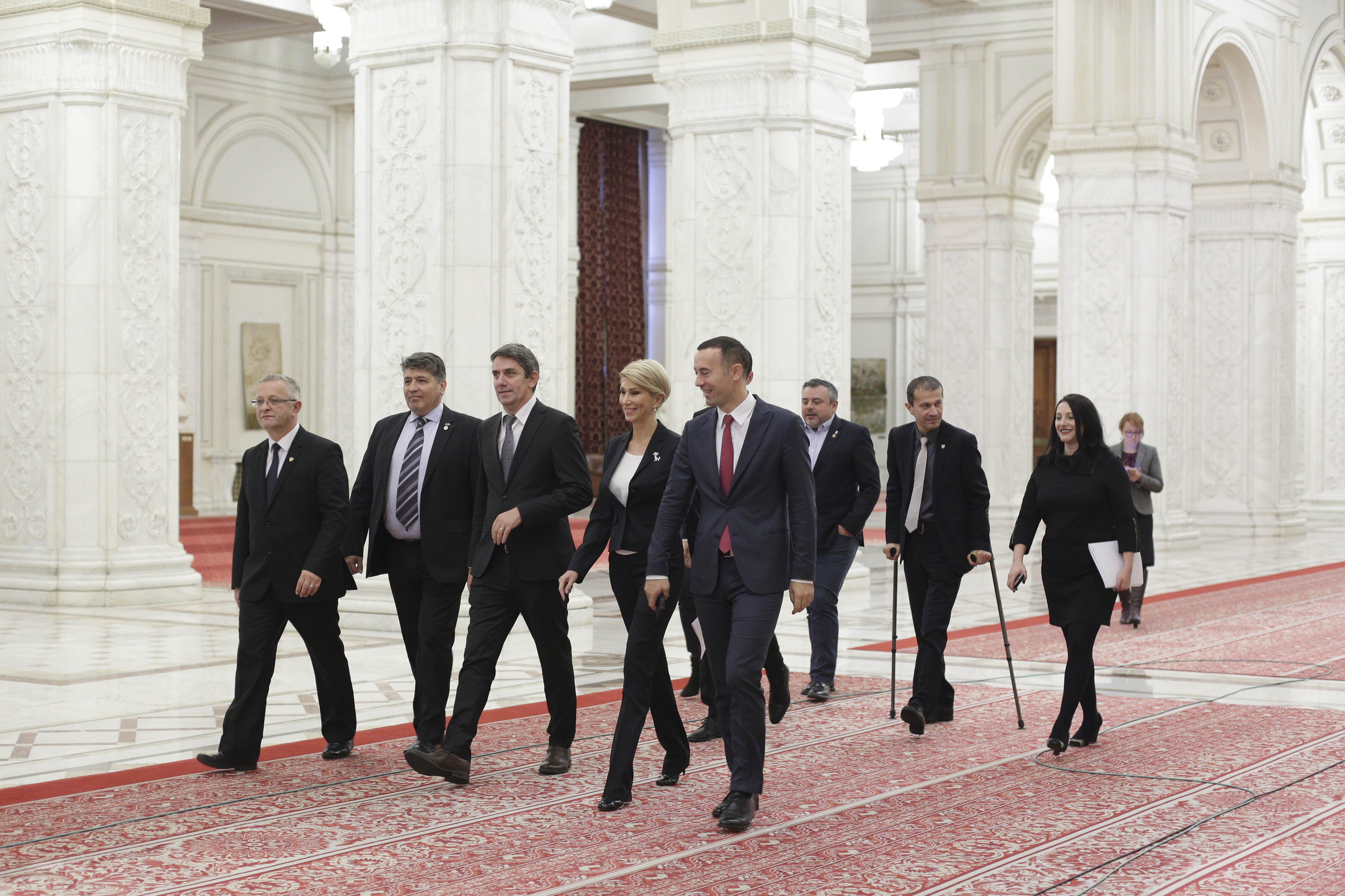 Prima moțiune de cenzură împotriva Guvernului Tudose, depusă în Parlament; Liberalii au strâns 148 de semnături / FOTO&VIDEO