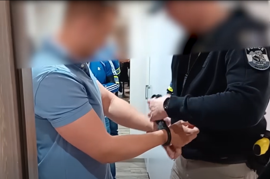 Bilincsben vitték el a rendőrök a férfit, akit Nagy Ervin jelentett fel