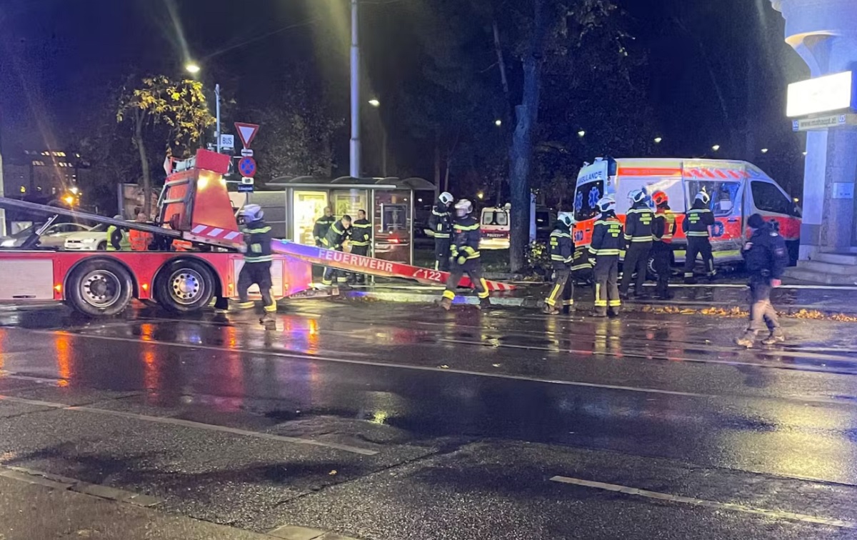 O dubă a poliției a intrat în plin într-o ambulanță, într-o intersecție din Viena. Ambele aveau semnalele luminoase pornite