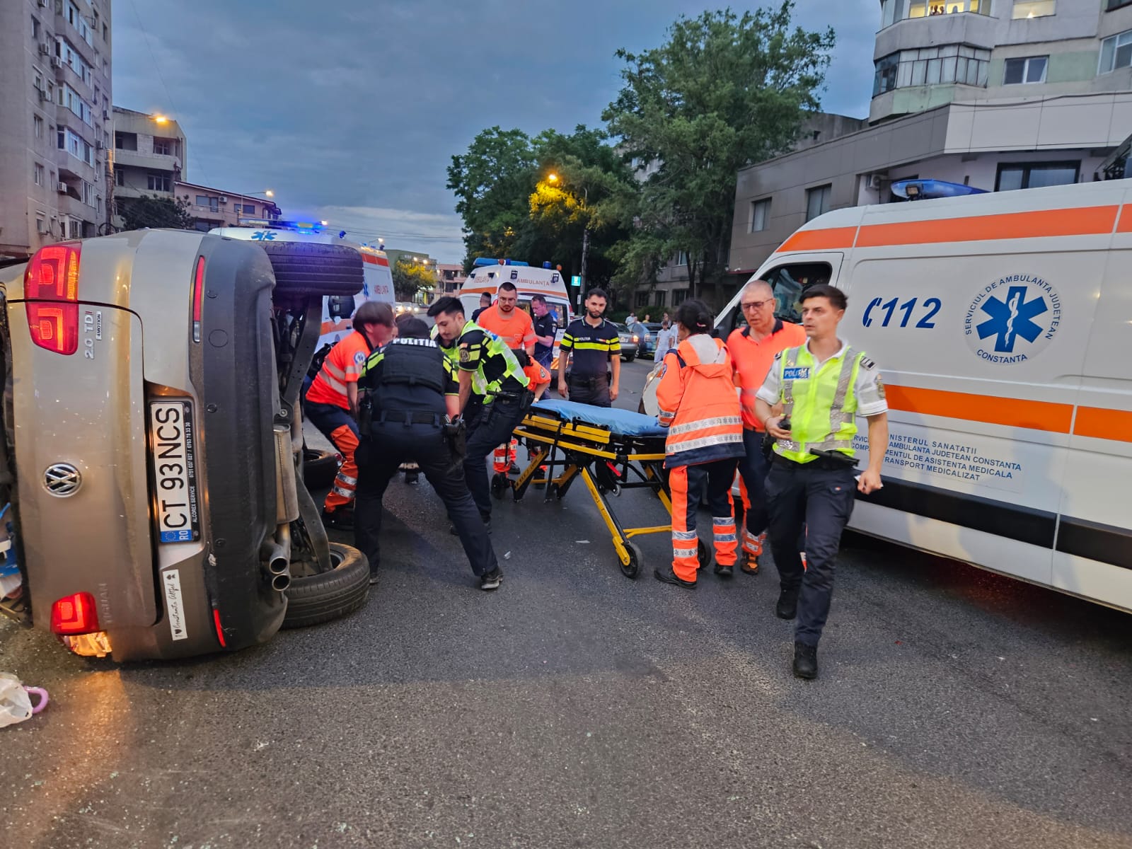 O autospecială de poliție în misiune, spulberată de o șoferiță care nu a acordat prioritate, la Constanța. Trei oameni au fost răniți