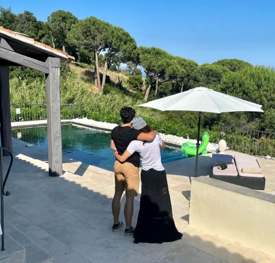 Imagini din casa în care Mihaela Rădulescu locuiește în Monaco. Are rochii în loc de perdele și multe statui cu femei goale