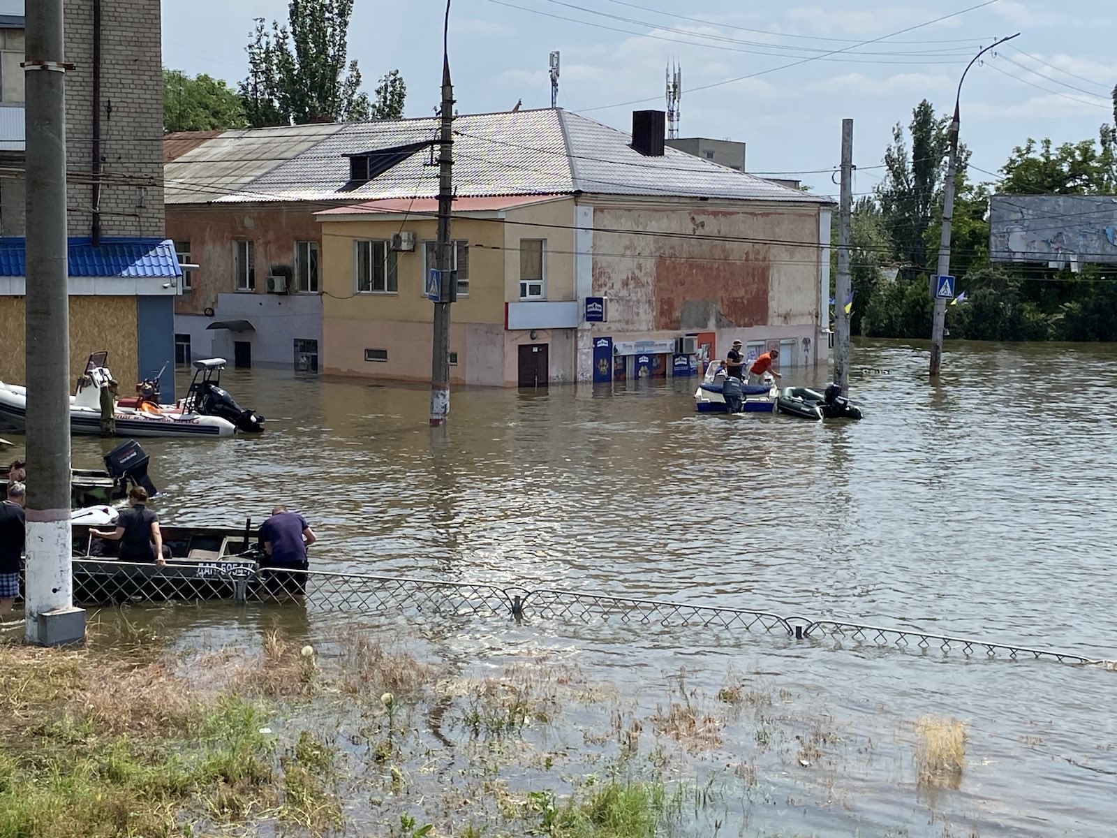 EXCLUSIV. Voluntar ucrainean vorbește pentru publicul Libertatea din mijlocul inundațiilor: „Rușii au bombardat centrul de evacuare, abia plecasem de acolo”