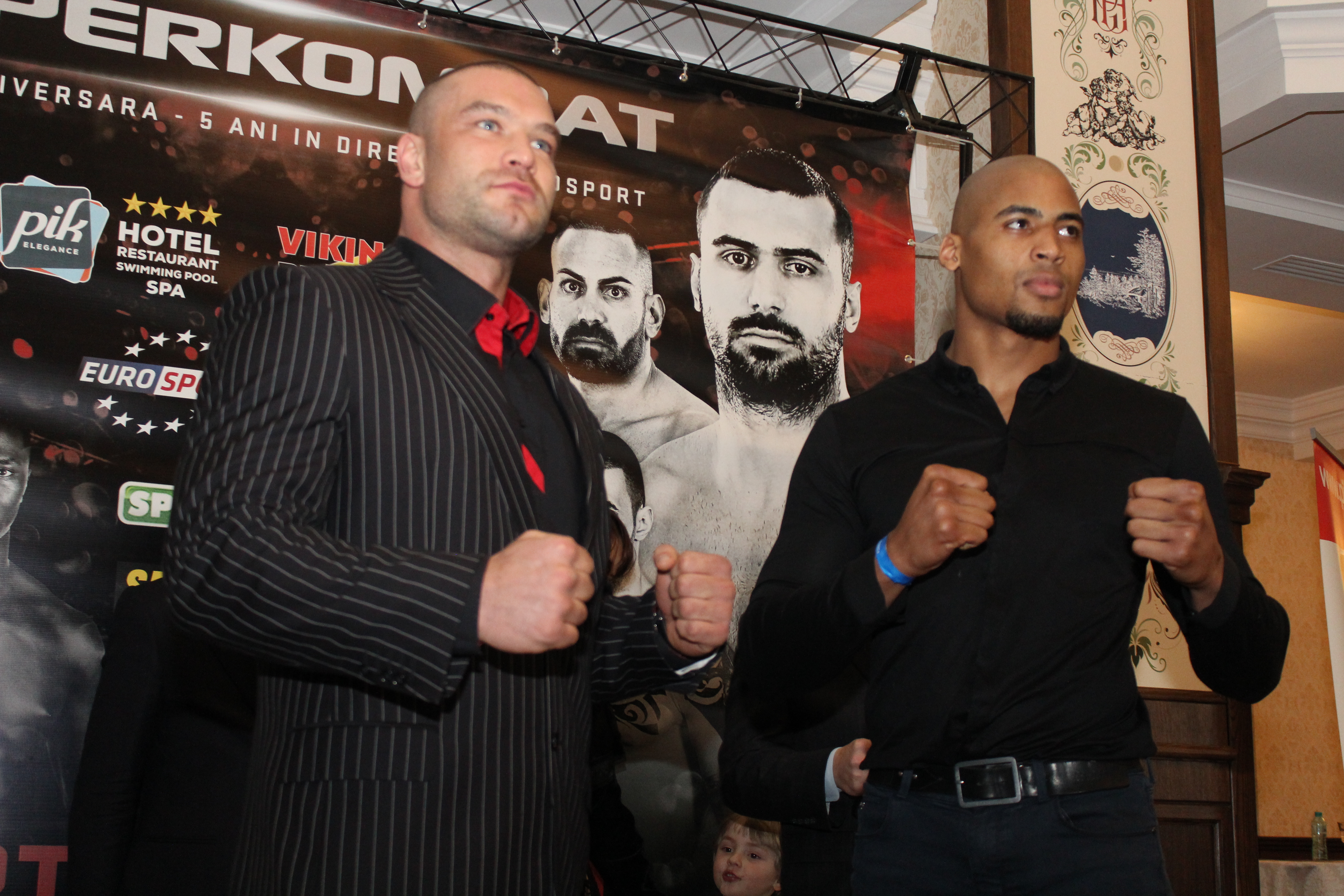 Luptătorii de la Superkombat Ploiești s-au confruntat pentru prima dată la cântarul oficial / GALERIE FOTO