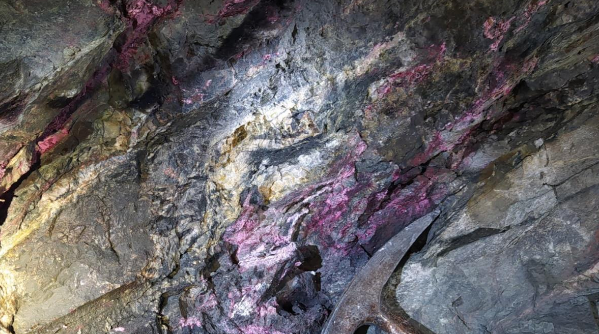 Compania canadiană care vrea să exploateze metalele rare din Munții Apuseni. Geologii au intrat în galeriile unde s-a exploatat uraniu în comunism